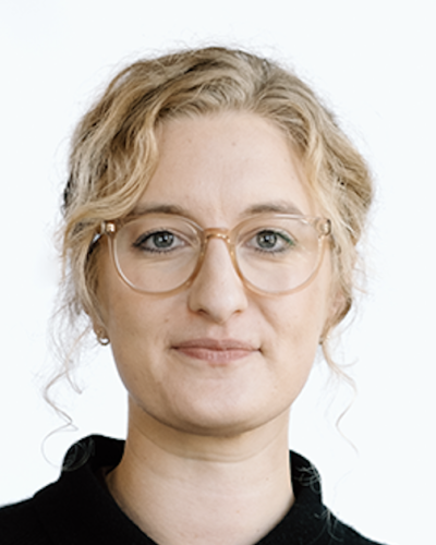 Headshot of Elizabeth McQueen